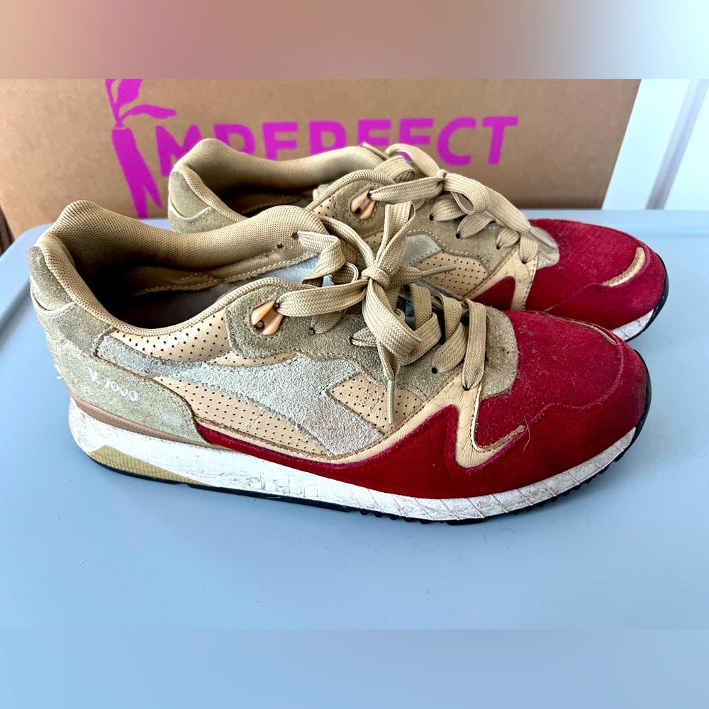 Diadora v7000 “golden straw”, red and gold sneaker. Size US 10